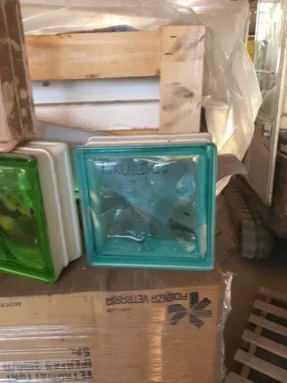 Mattoni in vetro colorati e trasparenti