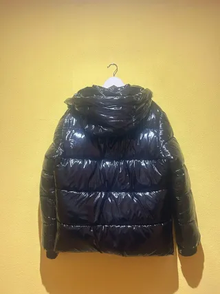 Abrigo brillante negro con capucha