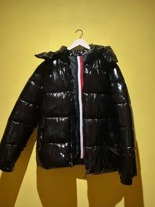 Abrigo brillante negro con capucha