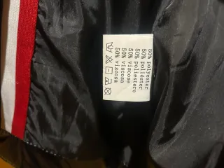 Abrigo brillante negro con capucha