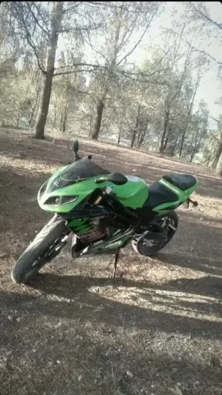 Moto Deportiva Verde y Negra