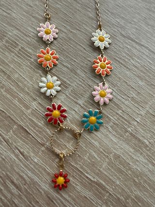 Collar cadena dorada con flores multicolor