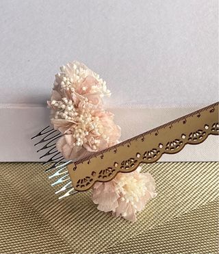 Tocado de flores preservadas