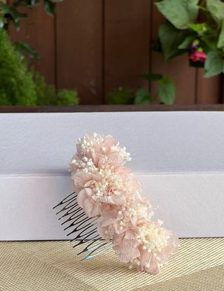 Tocado de flores preservadas