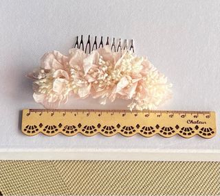 Tocado de flores preservadas