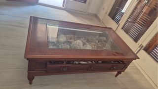 Mesa de centro de madera con cristal