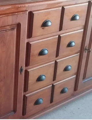 Aparador de madera con cajones y puertas