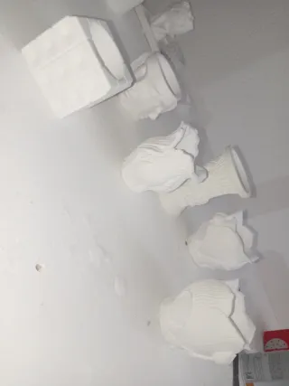 Piccoli oggetti in gesso fatti a mano