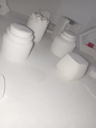 Piccoli oggetti in gesso fatti a mano