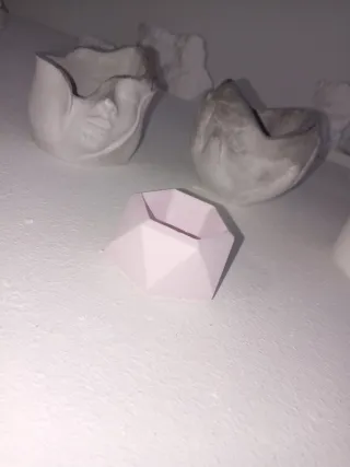 Piccoli oggetti in gesso fatti a mano