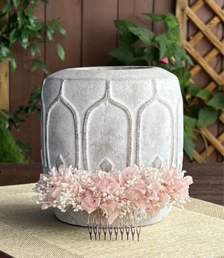 Tocado de flores preservadas