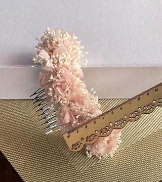 Tocado de flores preservadas