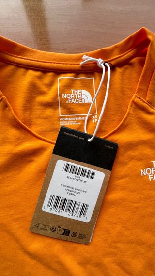 Camiseta The North Face mujer con etiqueta