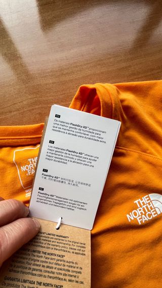 Camiseta The North Face mujer con etiqueta