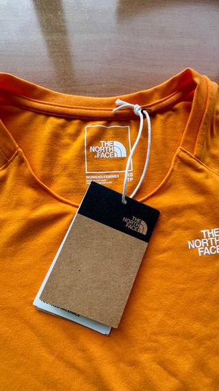 Camiseta The North Face mujer con etiqueta