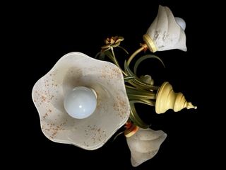 Lámpara de techo floral dorada y verde