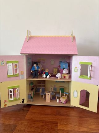 Casita de muñecas de madera