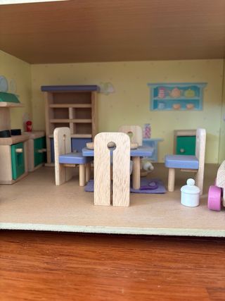 Casita de muñecas de madera