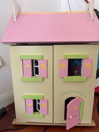 Casita de muñecas de madera