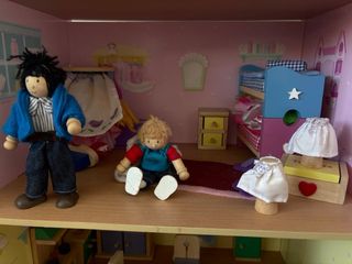 Casita de muñecas de madera