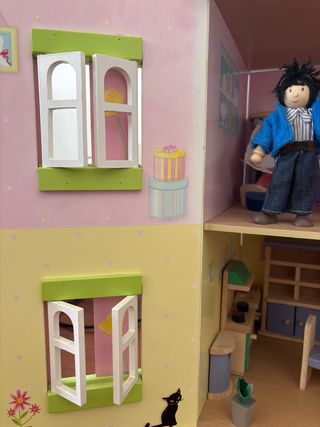 Casita de muñecas de madera