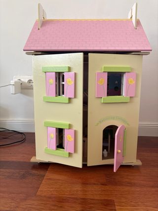Casita de muñecas de madera