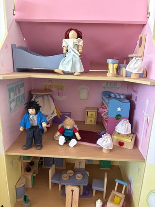 Casita de muñecas de madera