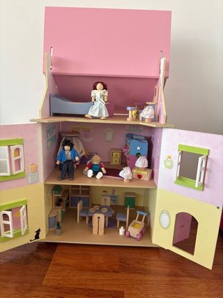 Casita de muñecas de madera