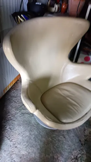 Sillón de diseño cuero beige