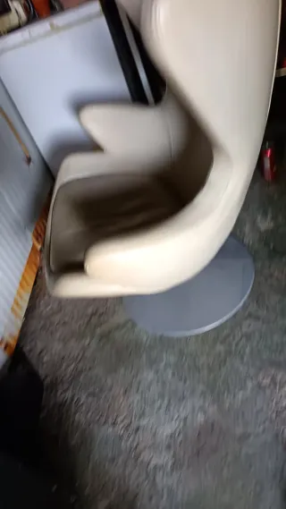 Sillón de diseño cuero beige