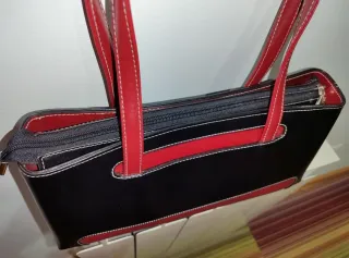 Bolso de piel negro y rojo