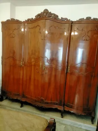 Armadio antico in legno massello con grande potenza