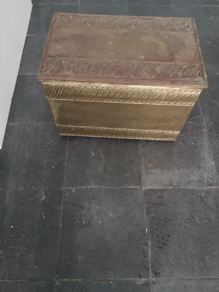 Baúl de bronce antiguo