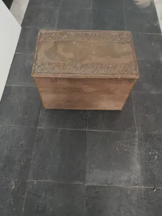 Baúl de bronce antiguo