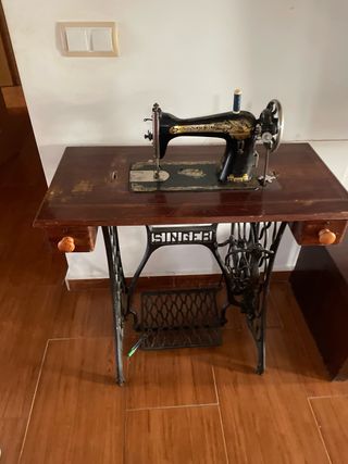 Máquina de coser Singer antigua con tapa