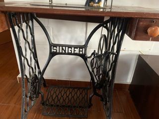 Máquina de coser Singer antigua con tapa