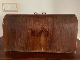 Máquina de coser Singer antigua con tapa