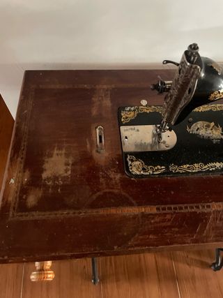 Máquina de coser Singer antigua con tapa