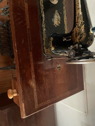 Máquina de coser Singer antigua con tapa