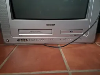Televisor Orion Rojo y Plateado