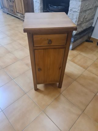 Mesita de noche de madera