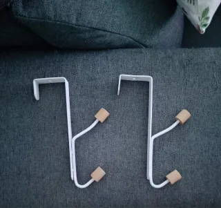 2 enganches para puerta blancos