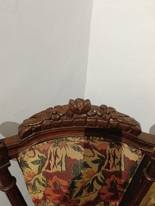 Sillas señoriales de madera y tela