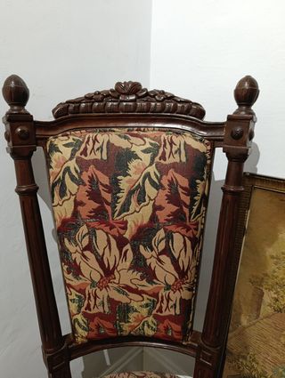 Sillas señoriales de madera y tela