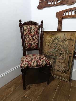 Sillas señoriales de madera y tela