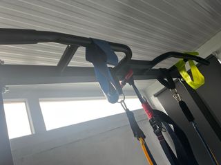 Struttura pieghevole per palestra con barra per trazioni e sbarra per addominali