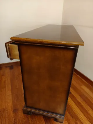 Escritorio y silla de madera. Opción de mesita.