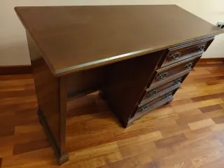Escritorio y silla de madera. Opción de mesita.