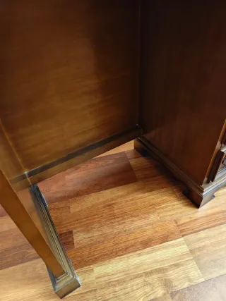 Escritorio y silla de madera. Opción de mesita.