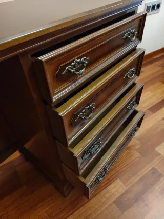 Escritorio y silla de madera. Opción de mesita.